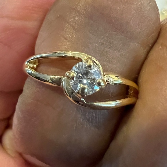 Jewelry - Gold-tone ring with diamond-like stone/crystal, size 7.5